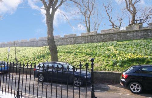 York House | Bar Wall Cottage-City Wall Views-sleeps 5