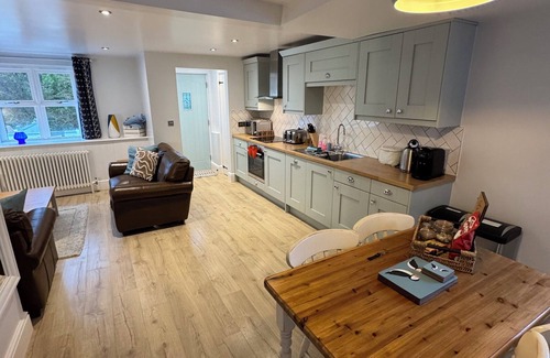 Tenby Cottage | Barafundle cottage, Wynd Hill Hideaway - walk to Coast Path, beach and pub!