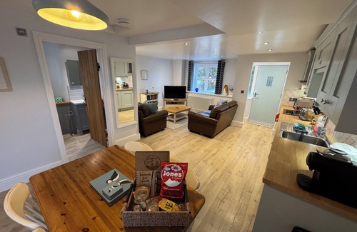 Tenby Cottage | Barafundle cottage, Wynd Hill Hideaway - walk to Coast Path, beach and pub!
