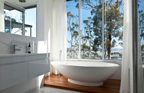 Sandford House | Baragoola Retreat - Luxury Waterfront Property