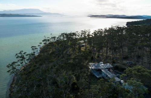 Sandford House | Baragoola Retreat - Luxury Waterfront Property