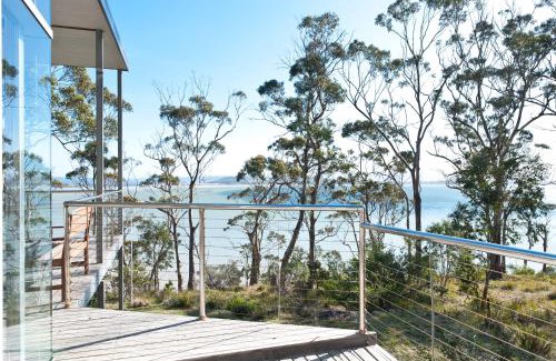 Sandford House | Baragoola Retreat - Luxury Waterfront Property