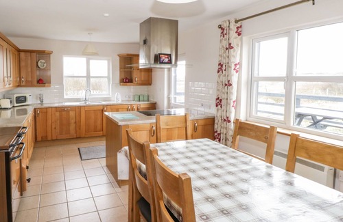 Wild Atlantic Way House | BARBARA'S COTTAGE, family friendly in Lettermore, County Galway
