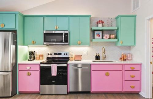 Greenwood House | Barbie Dream Condo - Near Restaurants, Coffee and Bar