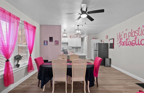Southwest Garden Apartment | Barbie's Dreamhouse - Sleeps 6 Near Botanical Gardens & Tower Grove Park