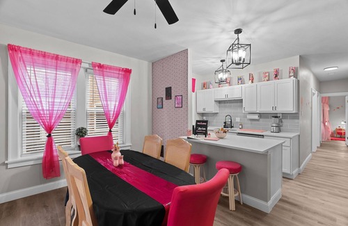 Southwest Garden Apartment | Barbie's Dreamhouse - Sleeps 6 Near Botanical Gardens & Tower Grove Park