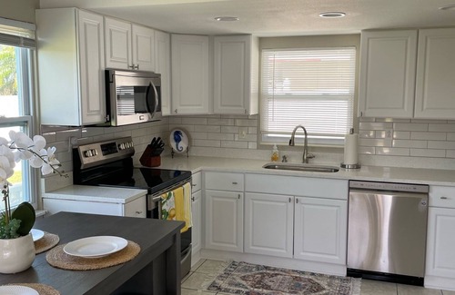 Flor-a-mar House | Barb’s Bungalow! Lakefront with golf cart