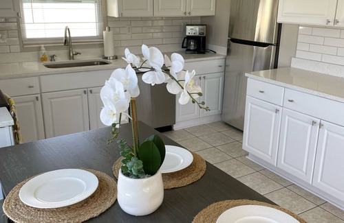 Flor-a-mar House | Barb’s Bungalow! Lakefront with golf cart