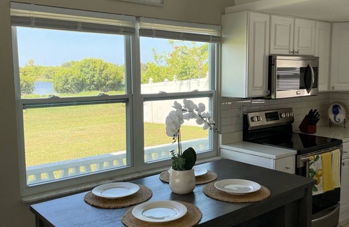 Flor-a-mar House | Barb’s Bungalow! Lakefront with golf cart
