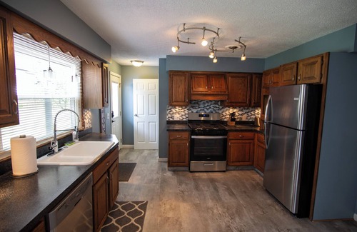 Warren House | Barcade and rope swing bar, 5 minutes from The Avalon Grand Resort and Golf!