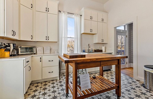 Ashland House | Barclay Klum House by WanderLodges | Soaking Tub | Gourmet Kitchen