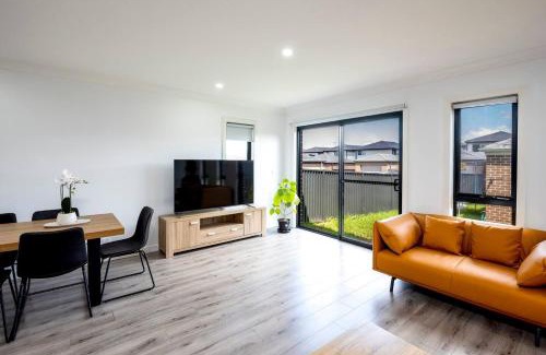 Bardia Villa | Bardia near Train & Shopping with central AC&WiFi