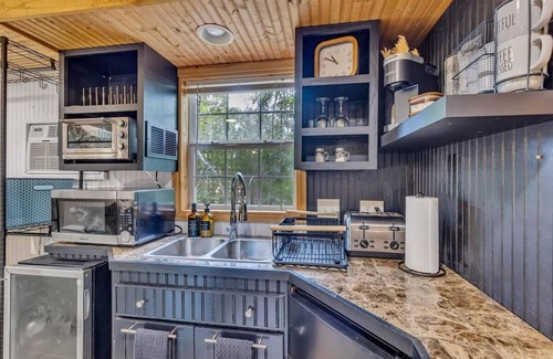 Gulfport Apartment | Bare Feet Bunkhouse-Close to beach & dog friendly