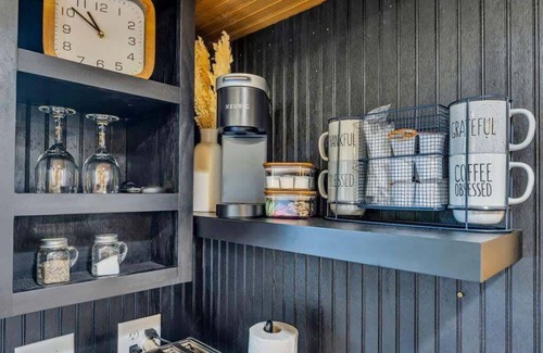 Gulfport Apartment | Bare Feet Bunkhouse-Close to beach & dog friendly