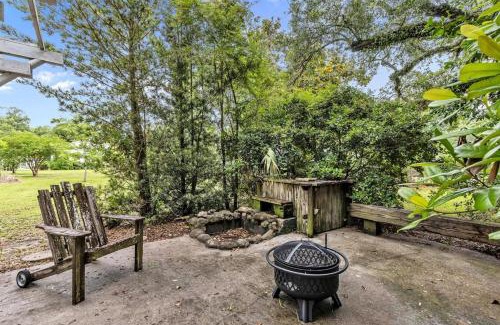Gulfport Apartment | Bare Feet Bunkhouse-Close to beach & dog friendly