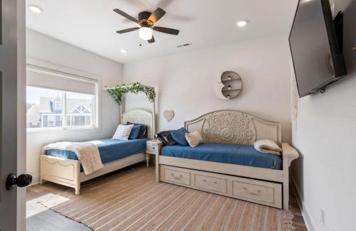 Winchester House | Barefoot Breeze wPool Fireplace