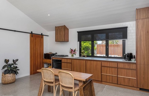 Cremorne House | Barefoot Bungalow luxurious retreat - private walkway to the beach