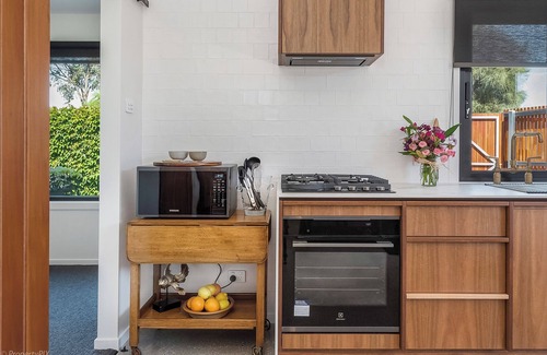 Cremorne House | Barefoot Bungalow luxurious retreat - private walkway to the beach