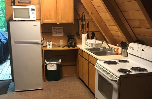 Keslers Cross Lanes Ski Chalet | Barefoot Retreat at the Lake - Pet Friendly with Hot Tub