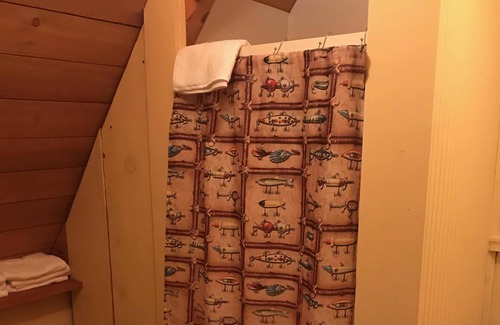 Keslers Cross Lanes Ski Chalet | Barefoot Retreat at the Lake - Pet Friendly with Hot Tub
