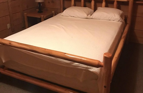 Keslers Cross Lanes Ski Chalet | Barefoot Retreat at the Lake - Pet Friendly with Hot Tub