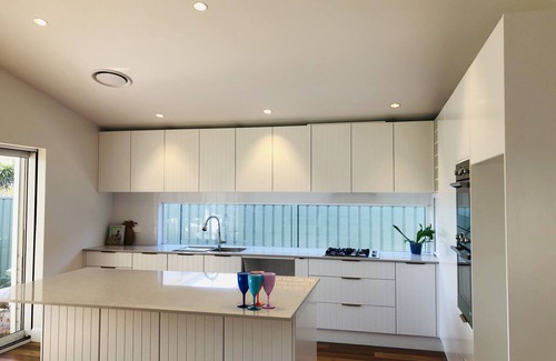 Booker Bay House | Barefoot Retreat Booker Bay walk to beach, shops, cafes, family and large groups
