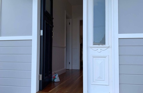Booker Bay House | Barefoot Retreat Booker Bay walk to beach, shops, cafes, family and large groups