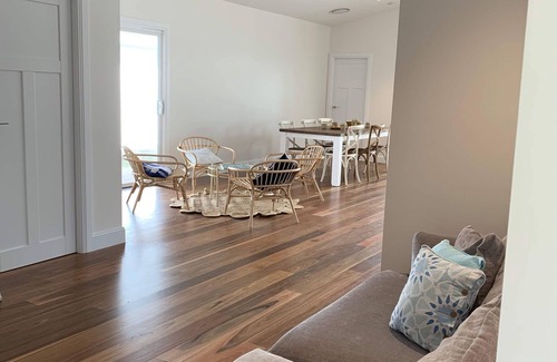 Booker Bay House | Barefoot Retreat Booker Bay walk to beach, shops, cafes, family and large groups