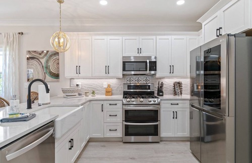 Winchester House | Barefoot Retreat w/kayaks/SUP/fireplace/Community Pool