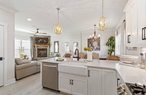 Winchester House | Barefoot Retreat w/kayaks/SUP/fireplace/Community Pool