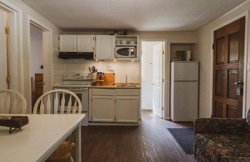 Christina Lake Cabin | Barefoot Villas Cabin 3 Caribou