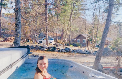 Christina Lake Cabin | Barefoot Villas Cabin 3 Caribou