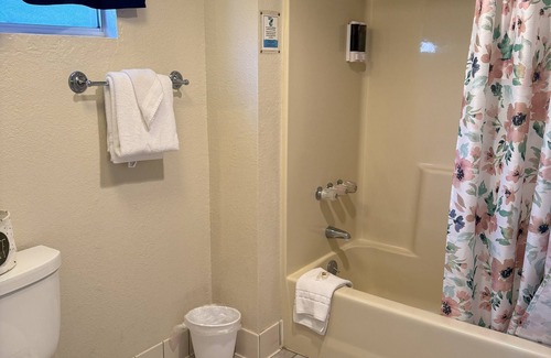 Wofford Heights Hotel | Barewood Inn and Suites