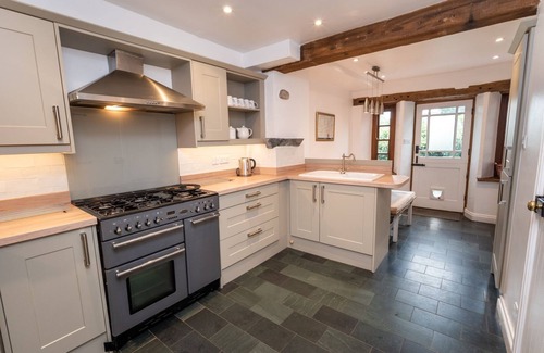 Portinscale Cottage | Barf Cottage - a cottage that sleeps 5 guests in 3 bedrooms