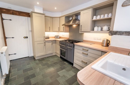 Portinscale Cottage | Barf Cottage - a cottage that sleeps 5 guests in 3 bedrooms