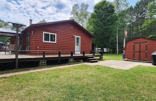 Highlands East Cottage | Barker's Lakefront Cottage - Upper Cardiff Lake, Highlands East (STR25-00064)