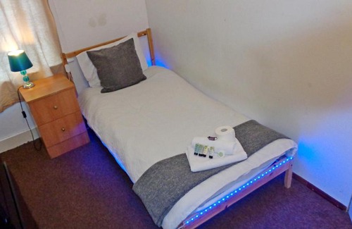 Barking House | Barking Station Property