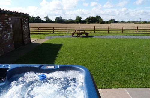 Hornsea House | Barley Edge, Beautiful Barn Conversion, Sleeps 10, Grounds overlook Hornsea Mere