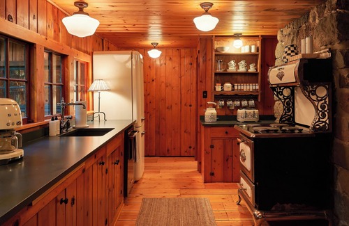 Mount Hood Village Cabin | Barlow Haus is a cozy cabin nestled on 2 wooded acres at the base of Mount Hood.