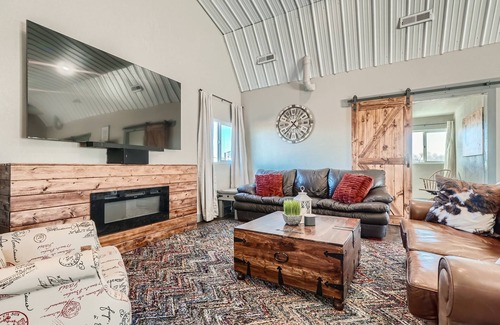 Dupont House | Barn Bliss: Cozy Country Retreat