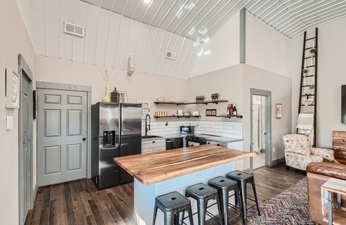 Dupont House | Barn Bliss: Cozy Country Retreat