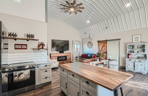 Dupont House | Barn Bliss: Cozy Country Retreat