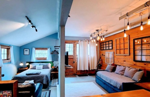 Manchester House | Barn BNB! Cozy designer barn - 2 miles from town & pet friendly!