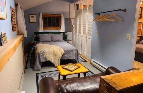 Manchester House | Barn BNB! Cozy designer barn - 2 miles from town & pet friendly!