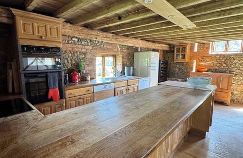 Maidensgrove House | Barn conversion, 10 mins from Henley-on-Thames. Tennis court & indoor pool.
