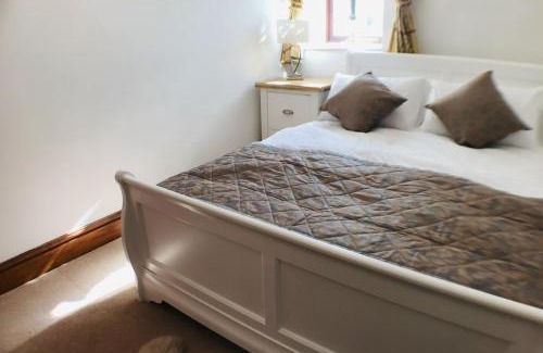 Cauldon Low House | Barn Conversion - Sleeps 4 - Pet friendly - Garden