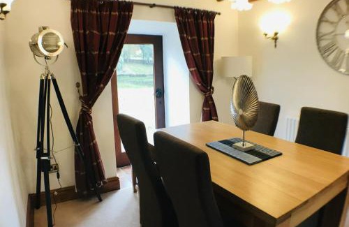 Cauldon Low House | Barn Conversion - Sleeps 4 - Pet friendly - Garden