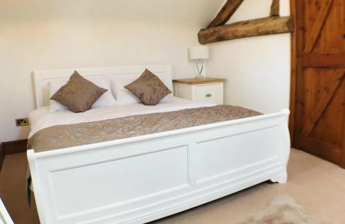 Cauldon Low House | Barn Conversion - Sleeps 4 - Pet friendly - Garden