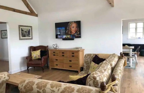 Isley Walton House | Barn Conversion with Hot Tub & Beautiful Views sleeps 12