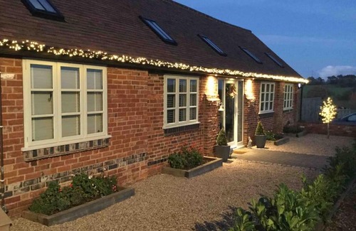 Isley Walton House | Barn Conversion with Hot Tub & Beautiful Views sleeps 12